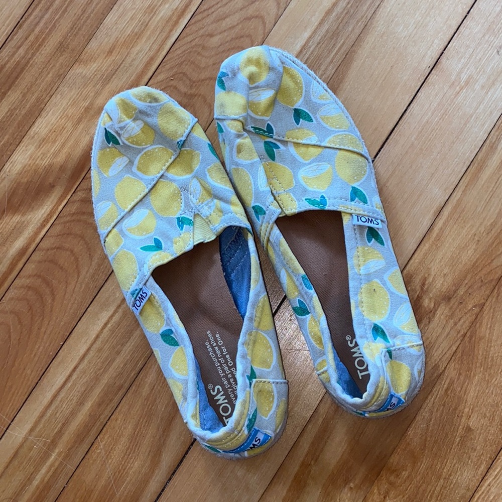 Lemon Print TOMS Espadrilles Size 8.5